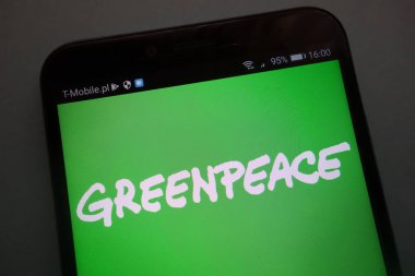 Konskie, Polonya - 15 Eylül 2018: Greenpeace logo Smartphone cep telefonu ile