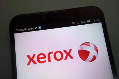 Konskie, Polonya - 15 Eylül 2018: Xerox logo Smartphone cep telefonu ile