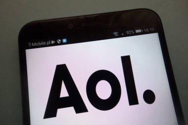 Konskie, Polonya - 15 Eylül 2018: Aol. smartphone üzerinde logo