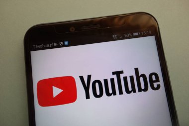 Konskie, Polonya - 15 Eylül 2018: Youtube logo Smartphone cep telefonu ile
