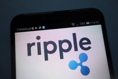Konskie, Polonya - 15 Eylül 2018: Dalgalanma cryptocurrency logo Smartphone cep telefonu ile