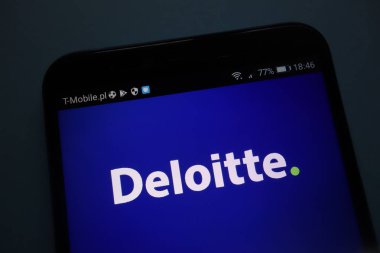 Konskie, Polonya - 15 Eylül 2018: Deloitte logo Smartphone cep telefonu ile