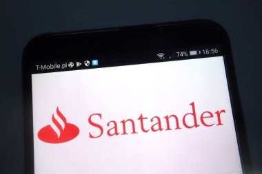 Konskie, Polonya - 15 Eylül 2018: Santander logo Smartphone cep telefonu ile