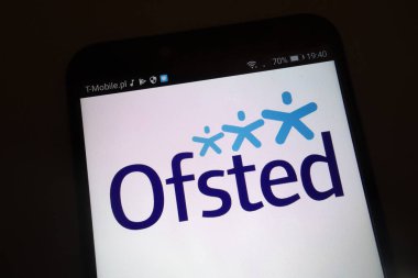 Konskie, Polonya - 15 Eylül 2018: Office standartları eğitim, Çocuk Hizmetleri ve becerileri (Ofsted) için smartphone üzerinde logo