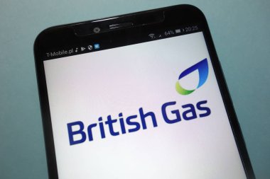 Konskie, Polonya - 15 Eylül 2018: İngiliz gaz logo Smartphone cep telefonu ile