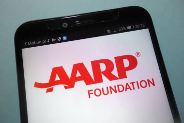 Konskie, Polonya - 15 Eylül 2018: Aarp (Amerikan Derneği, emekli kişi) Vakfı logosuna smartphone