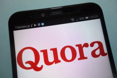 Konskie, Polonya - 15 Eylül 2018: Quora logo Smartphone cep telefonu ile