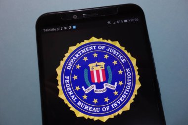 Konskie, Polonya - 15 Eylül 2018: Fbi logo Smartphone cep telefonu ile
