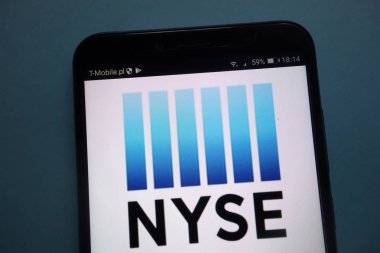 Konskie, Polonya - 22 Eylül 2018: New York Stock Exchange logo Smartphone cep telefonu ile