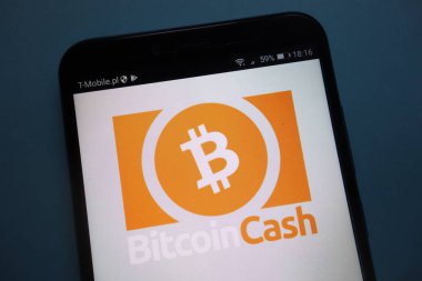Konskie, Polonya - 22 Eylül 2018: Bitcoin nakit cryptocurrency logo Smartphone cep telefonu ile