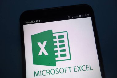 Konskie, Polonya - 22 Eylül 2018: Microsoft Excel logosu Smartphone cep telefonu ile