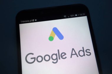 Konskie, Polonya - 22 Eylül 2018: Google reklamları logo Smartphone cep telefonu ile