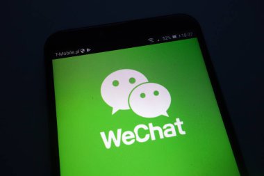 Konskie, Polonya - 22 Eylül 2018: Wechat logo Smartphone cep telefonu ile