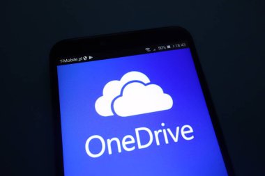 Konskie, Polonya - 22 Eylül 2018: Onedrive logo Smartphone cep telefonu ile