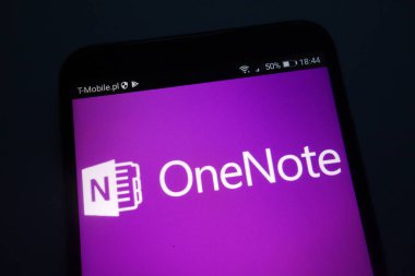 Konskie, Polonya - 22 Eylül 2018: Microsoft Onenote logo Smartphone cep telefonu ile