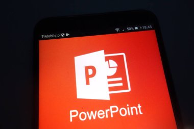 Konskie, Polonya - 22 Eylül 2018: Microsoft Powerpoint logo Smartphone cep telefonu ile