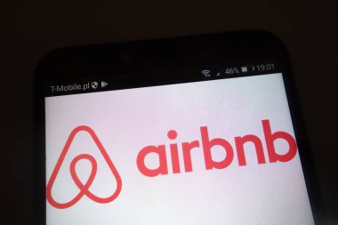 Konskie, Polonya - 22 Eylül 2018: Airbnb logo Smartphone cep telefonu ile