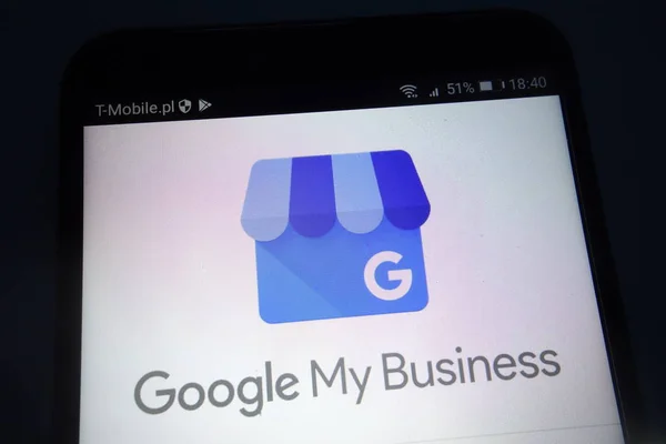 Konskie, Polonya - 22 Eylül 2018: Google My iş logo Smartphone cep telefonu ile