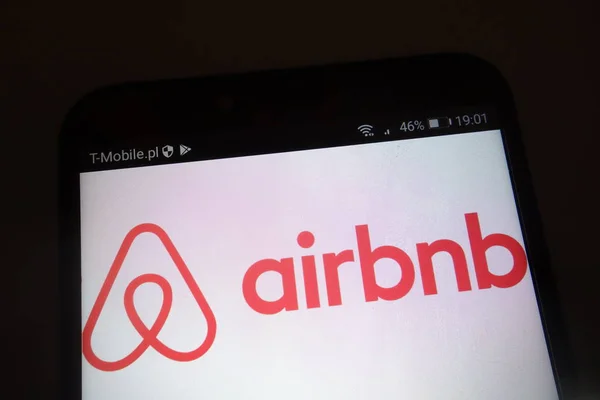 Konskie Polen September 2018 Airbnb Logo Auf Dem Smartphone — Stockfoto