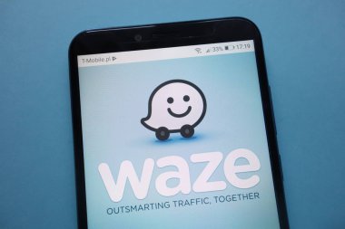 Konskie, Polonya - 29 Eylül 2018: Waze logo Smartphone cep telefonu ile