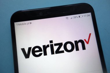 Konskie, Polonya - 29 Eylül 2018: Verizon Communications logo Smartphone cep telefonu ile