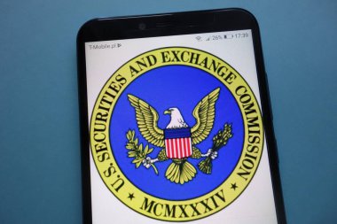 Konskie, Polonya - 29 Eylül 2018: ABD Menkul Kıymetler ve Borsa Komisyonu logo Smartphone cep telefonu ile
