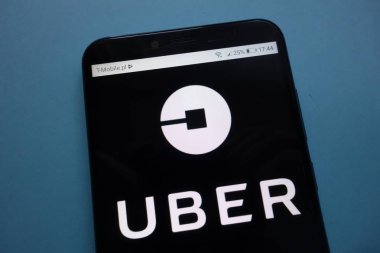 Konskie, Polonya - 29 Eylül 2018: Uber logo Smartphone cep telefonu ile
