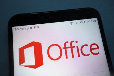 Konskie, Polonya - 29 Eylül 2018: Microsoft Office logosu Smartphone cep telefonu ile