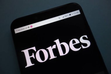 Konskie, Polonya - 28 Ekim 2018: Forbes logo Smartphone cep telefonu ile