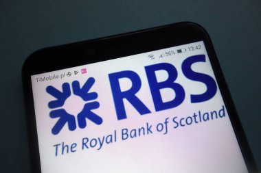 Konskie, Polonya - 28 Ekim 2018: Royal Bank of Scotland logo Smartphone cep telefonu ile
