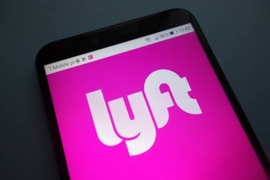 Konskie, Polonya - 28 Ekim 2018: Lyft logo Smartphone cep telefonu ile
