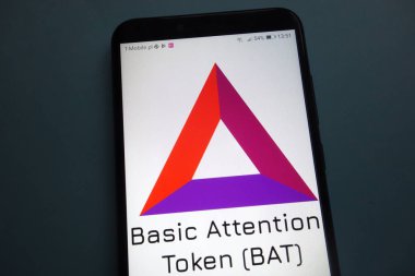 Konskie, Polonya - 28 Ekim 2018: Temel dikkat Token (Bat) logosuna smartphone