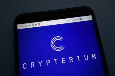 Konskie, Polonya - 28 Ekim 2018: Crypterium (Crpt) logo Smartphone cep telefonu ile