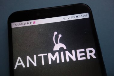 Konskie, Polonya - 28 Ekim 2018: Antminer logo Smartphone cep telefonu ile