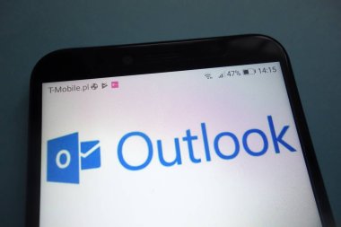 Konskie, Polonya - 28 Ekim 2018: Microsoft Outlook logo Smartphone cep telefonu ile
