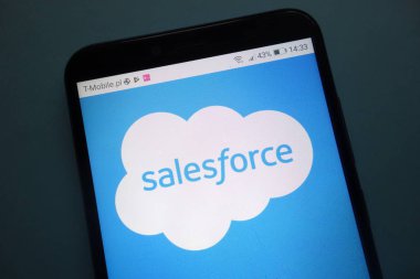 Konskie, Polonya - 28 Ekim 2018: Salesforce logo Smartphone cep telefonu ile
