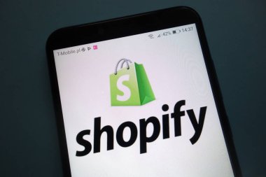 Konskie, Polonya - 28 Ekim 2018: logo Smartphone cep telefonu ile Shopify