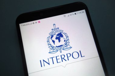 Konskie, Polonya - 28 Ekim 2018: Interpol logo Smartphone cep telefonu ile