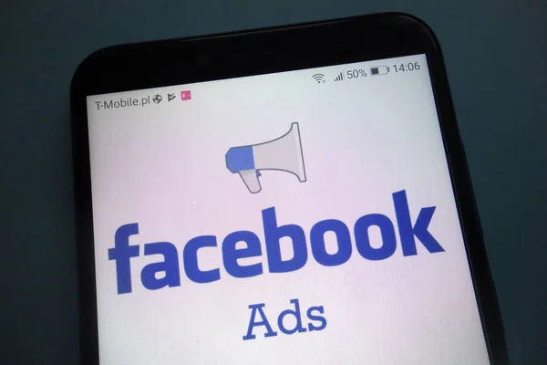 Konskie Польща Жовтня 2018 Facebook Реклами Логотип Смартфон — стокове фото