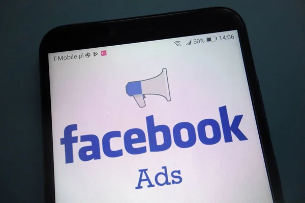 Konskie, Polonya - 28 Ekim 2018: Facebook reklamları logo Smartphone cep telefonu ile