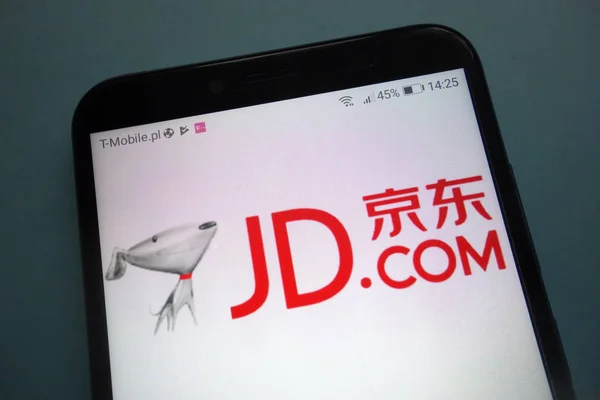Konskie, Polonya - 28 Ekim 2018: Jd.com logo Smartphone cep telefonu ile