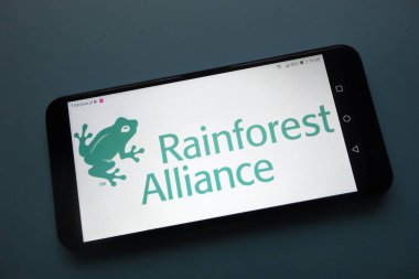 Konskie, Polonya - 03 Kasım 2018: Rainforest İttifak logosu Smartphone cep telefonu ile