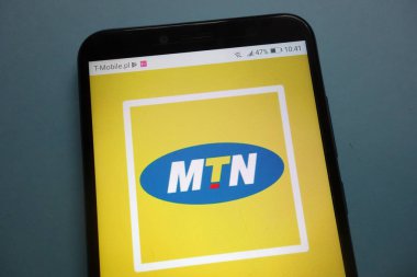 Konskie, Polonya - 03 Kasım 2018: Mtn Group Limited logo Smartphone cep telefonu ile