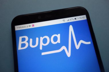 Konskie, Polonya - 03 Kasım 2018: Bupa logo Smartphone cep telefonu ile