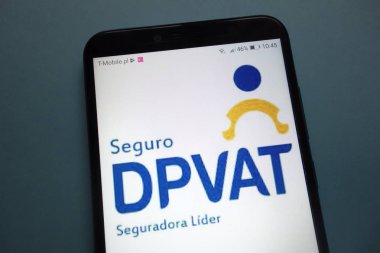 Konskie, Polonya - 03 Kasım 2018: Dpvat logo Smartphone cep telefonu ile
