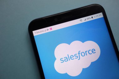 Konskie, Polonya - 03 Kasım 2018: Salesforce logo Smartphone cep telefonu ile