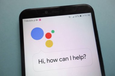Konskie, Polonya - 03 Kasım 2018: Google Yardımcısı logo Smartphone cep telefonu ile