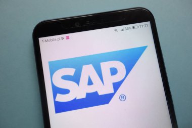 Konskie, Polonya - 03 Kasım 2018: Sap Se logo Smartphone cep telefonu ile