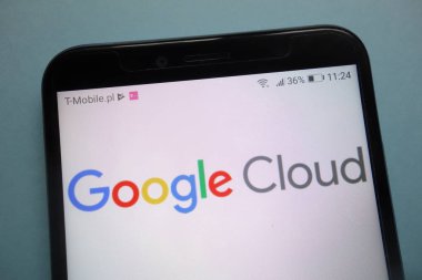 Konskie, Polonya - 03 Kasım 2018: Google bulut logo Smartphone cep telefonu ile