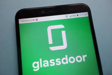 Konskie, Polonya - 03 Kasım 2018: Glassdoor logo Smartphone cep telefonu ile